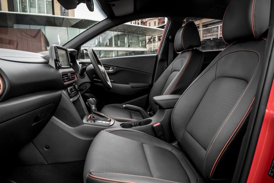 Интерьер Hyundai Kona AWD (OS) 2017 года  (UK) (фото 9 из 40)